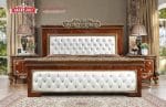 Tampak depan penuh set kamar tidur jati mewah seri Monte Carlo dengan jok kulit putih motif kancing tanam dan ukiran emas produk Hasan Jati Furniture.