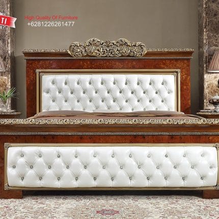 Tampak depan penuh set kamar tidur jati mewah seri Monte Carlo dengan jok kulit putih motif kancing tanam dan ukiran emas produk Hasan Jati Furniture.