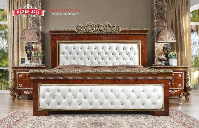 Tampak depan penuh set kamar tidur jati mewah seri Monte Carlo dengan jok kulit putih motif kancing tanam dan ukiran emas produk Hasan Jati Furniture.