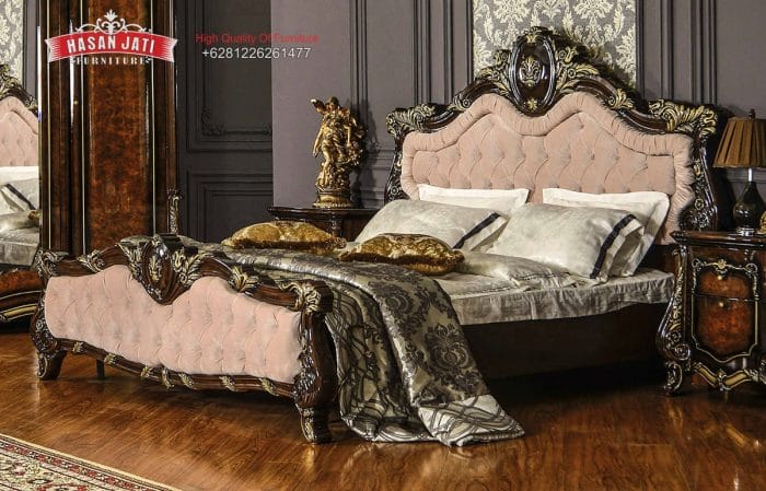 Sudut samping dekorasi set tempat tidur jati seri Montreal dengan finishing warna dark walnut kombinasi emas dan sprei abu-abu produk Hasan Jati Furniture.