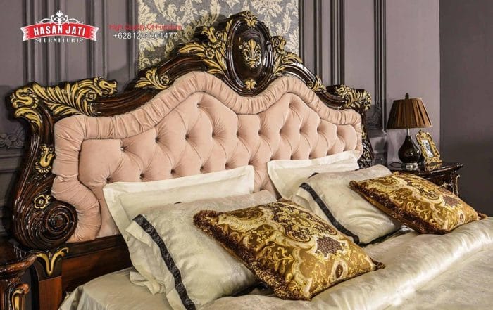 Close up sudut samping sandaran kepala ranjang mewah Montreal memperlihatkan detail empuk jok bludru merah muda dan ukiran emas produk Hasan Jati Furniture.