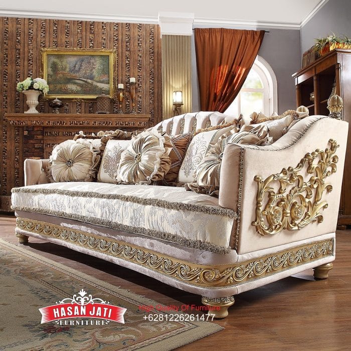 Detail Ukiran Timbul Emas Prada pada Lengan Sofa Klasik