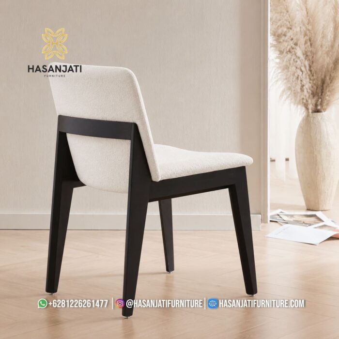 Detail Belakang Kursi Makan Minimalis Rangka Kayu Hitam Jok Fabric