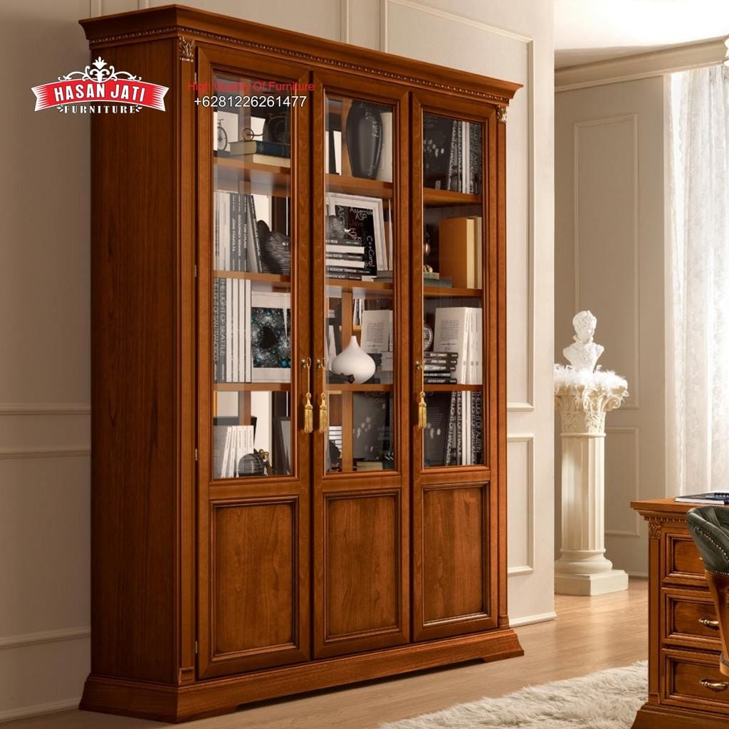 Lemari hias jati klasik desain elegan 3 pintu kaca
