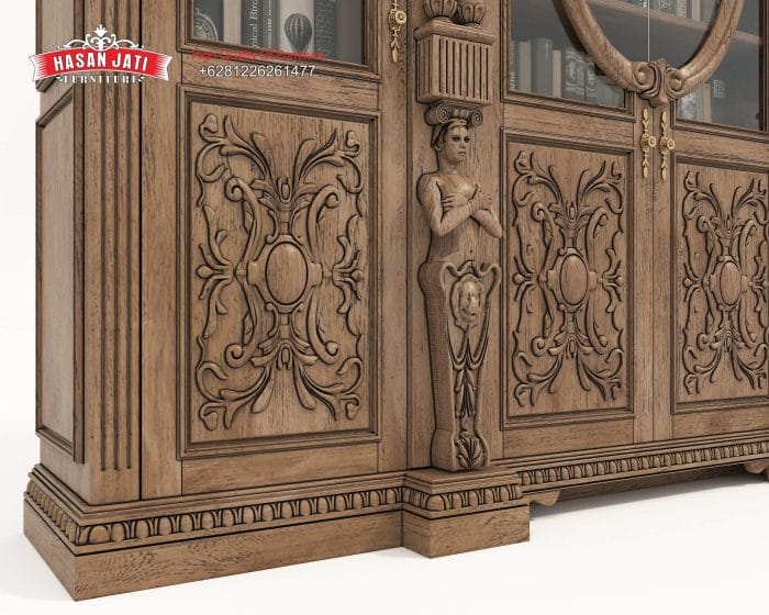 Close up detail kehalusan seni pahat tangan manual berbentuk patung dewi romawi dan relief daun acanthus pada pintu bawah lemari Renaissance.