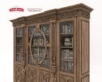 Tampilan dari sudut serong samping lemari perpustakaan klasik Renaissance memperlihatkan jajaran buku di dalam rak kaca dan pilar silinder bergaris.