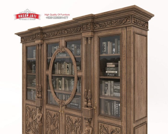 Tampilan dari sudut serong samping lemari perpustakaan klasik Renaissance memperlihatkan jajaran buku di dalam rak kaca dan pilar silinder bergaris.