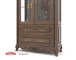 Detail konstruksi buffet bawah 2 laci kayu dengan handle kuningan emas dan kaki lengkung berukir lemari pajangan Cordelia produk Hasan Jati Furniture.