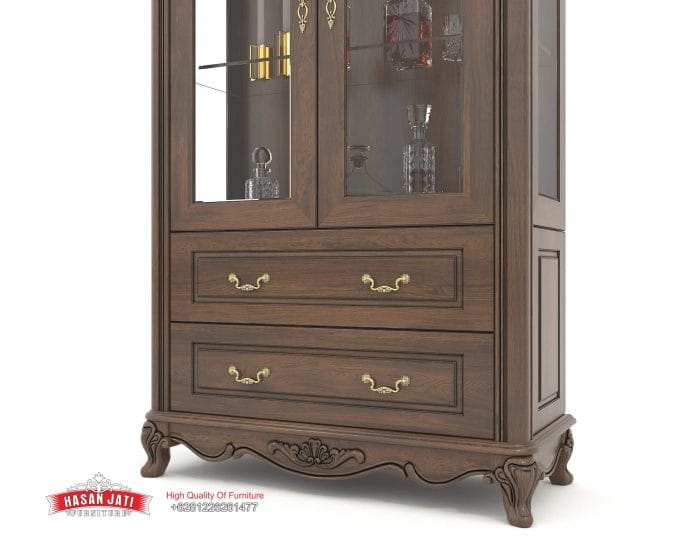 Detail konstruksi buffet bawah 2 laci kayu dengan handle kuningan emas dan kaki lengkung berukir lemari pajangan Cordelia produk Hasan Jati Furniture.