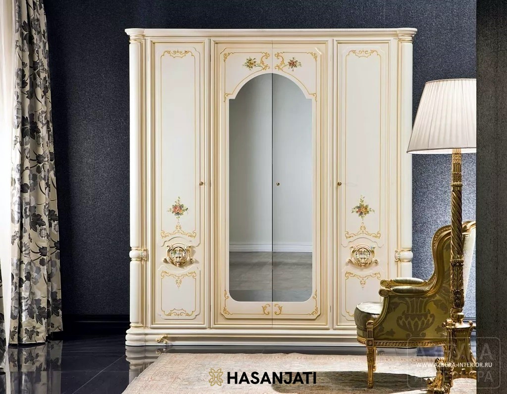 Luxury wardrobe ukiran Jepara dengan desain elegan 4 pintu