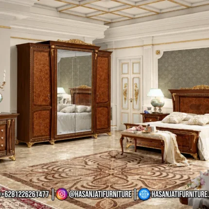 Set kamar tidur jati mewah seri Aida Italian Luxury lengkap dengan dipan kasur, sepasang nakas, lemari pakaian 4 pintu, dan meja rias produk Hasan Jati Furniture.