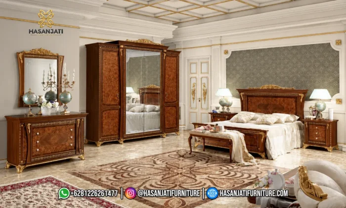 Set kamar tidur jati mewah seri Aida Italian Luxury lengkap dengan dipan kasur, sepasang nakas, lemari pakaian 4 pintu, dan meja rias produk Hasan Jati Furniture.