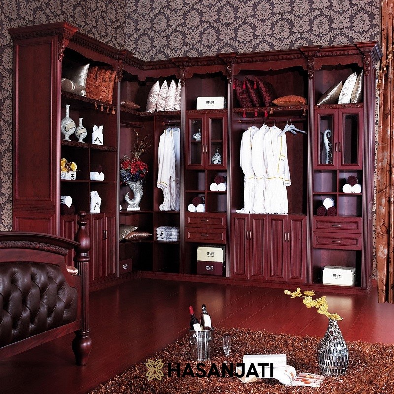 Wardrobe klasik jati Jepara dengan ukiran elegan, desain mewah, dan penyimpanan luas untuk lemari pakaian kayu solid