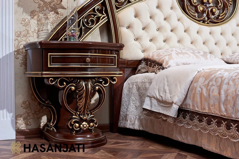 Bedside table klasik ukiran Jepara finishing gold brown kayu jati solid tampak samping kiri dengan desain mewah