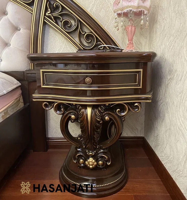 Bedside table klasik mewah ukiran Jepara finishing gold brown kayu jati solid tampak depan untuk kamar tidur mewah