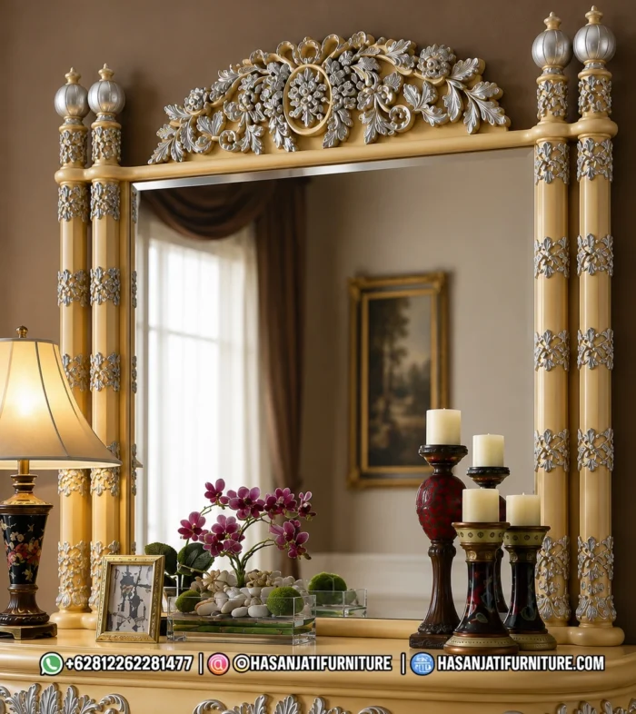 Detail relief mahkota ukiran klasik bingkai cermin dinding besar kombinasi warna pastel champagne dan perak