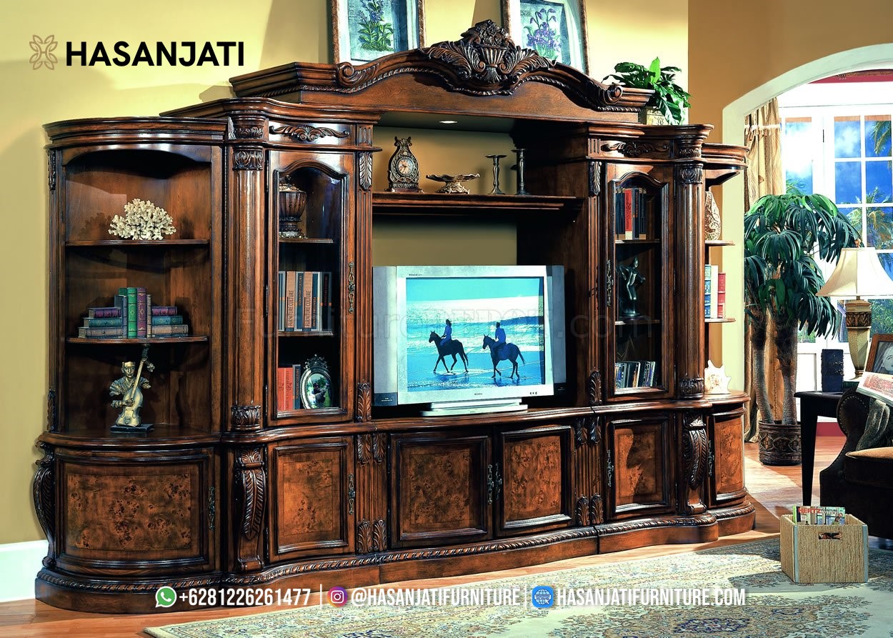 Bufet TV Backdrop Klasik warna cokelat Nut Brown dengan panel kayu bermotif (Burl Wood) di unit bawah.