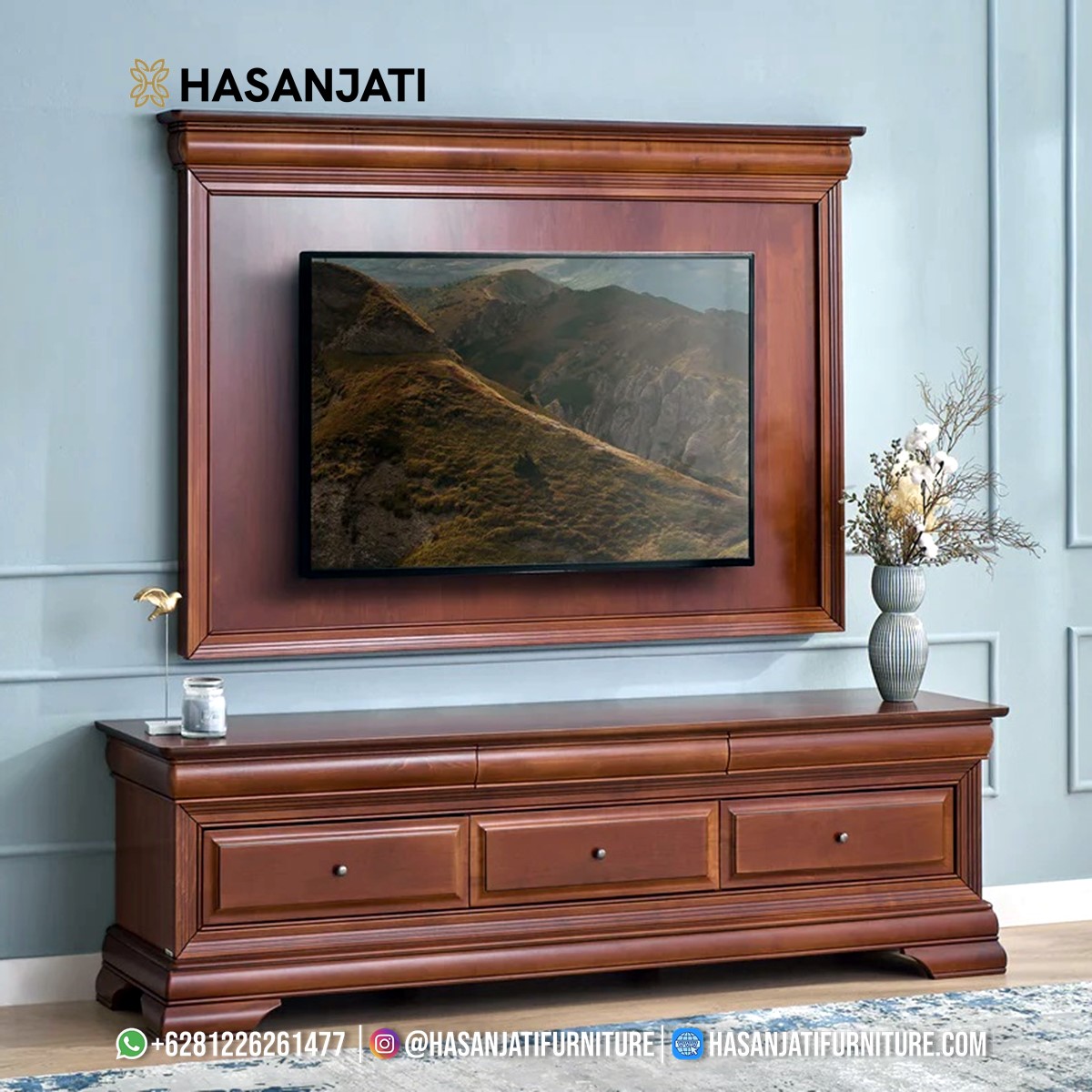 Bufet TV unit utama Klasik Jati Louis Philippe, finish Salak Brown, dilengkapi bingkai panel dinding untuk pemasangan televisi