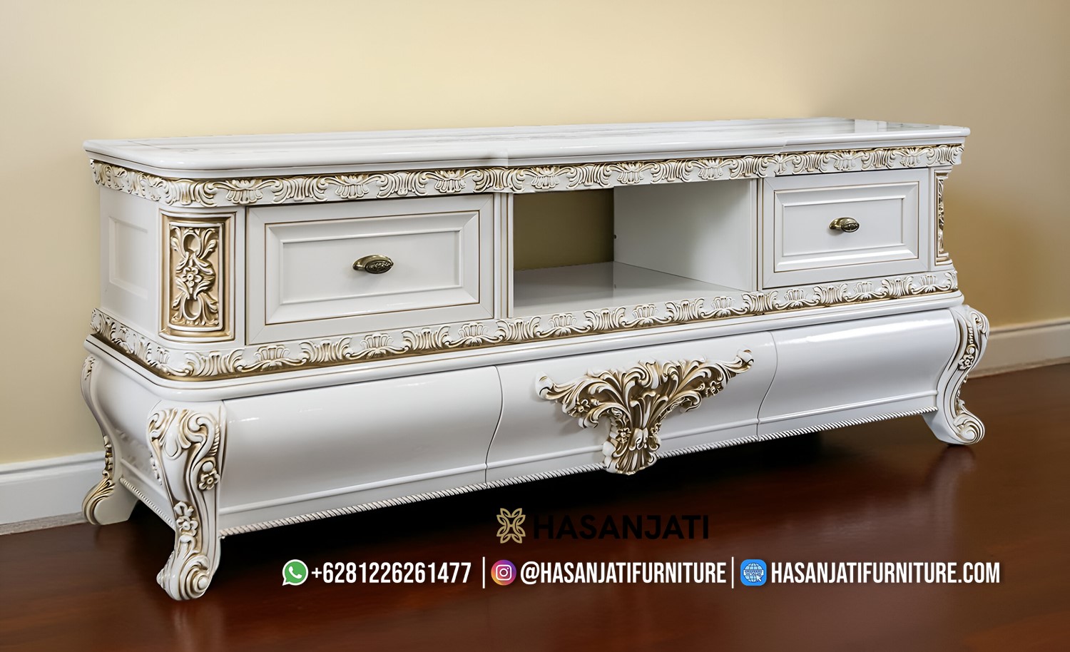 Close-up detail ukiran dan finishing Duco pada Bufet TV Klasik Ukir Jepara Putih Gold Mewah.