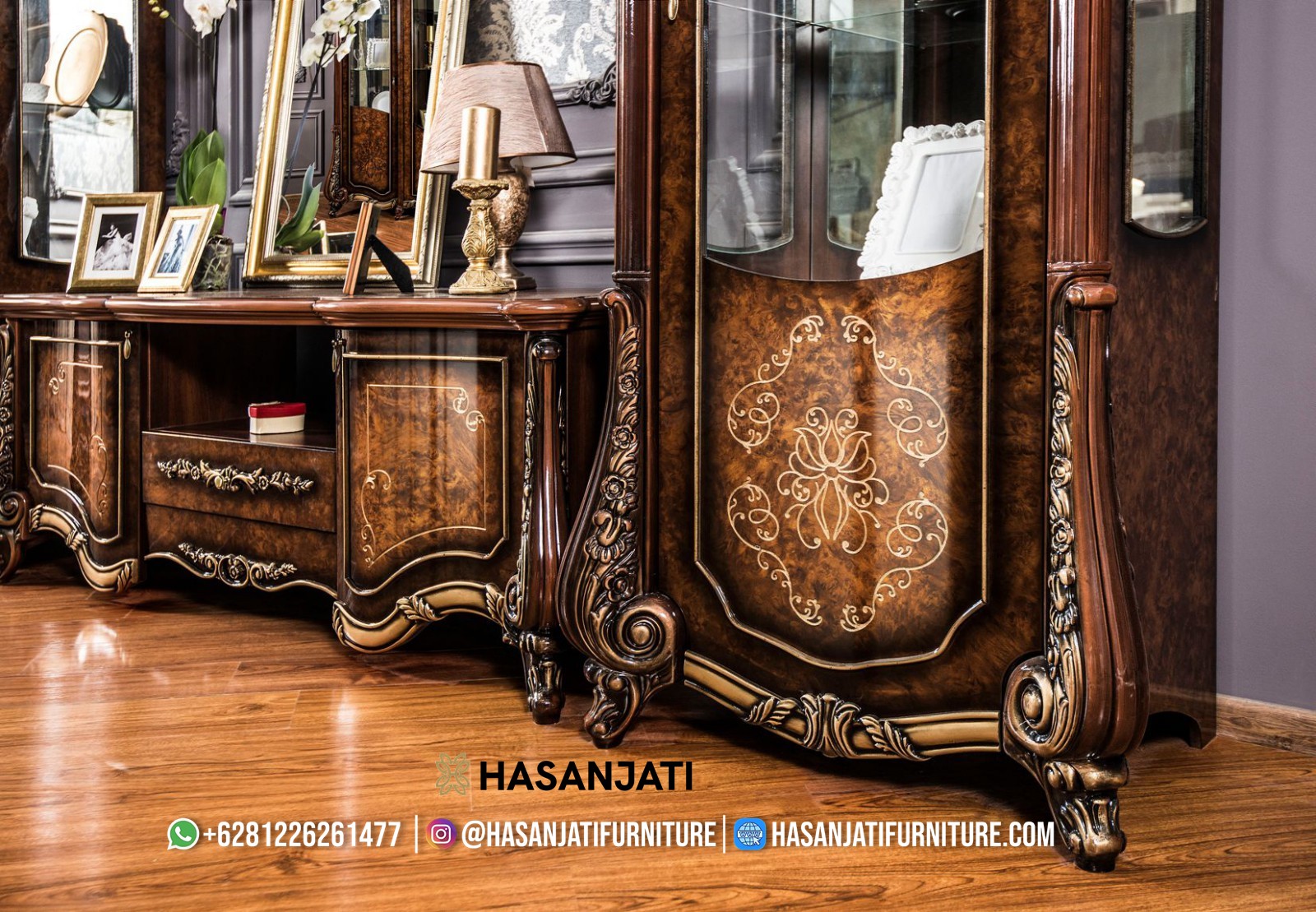 Detail ukiran bufet tv klasik jati warna walnut dengan pahatan emas dan kaca pajangan model eropa mewah