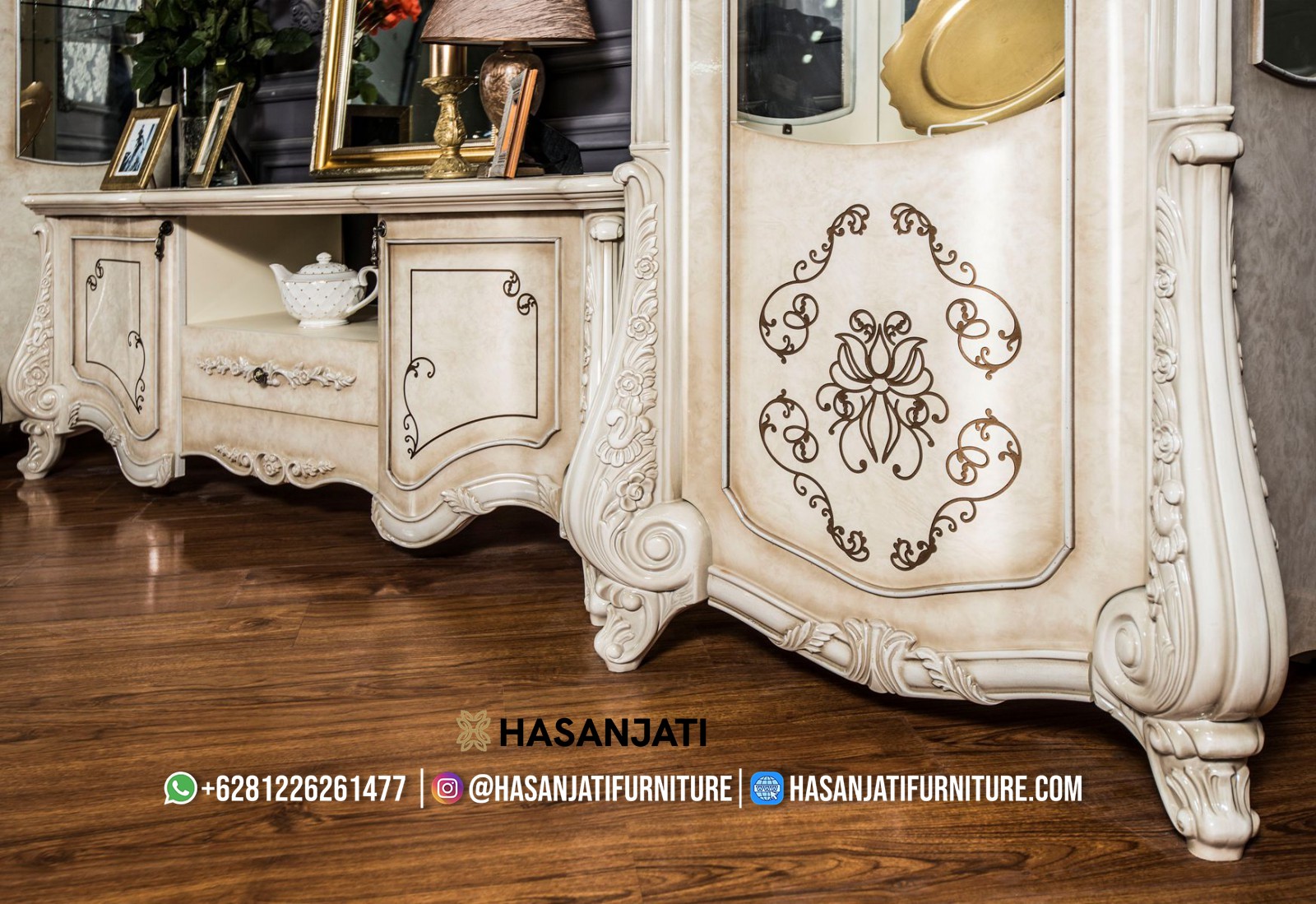 detail ukiran bawah bufet tv klasik finishing duco cream kombinasi gold bergaya eropa klasik produksi pengrajin jepara