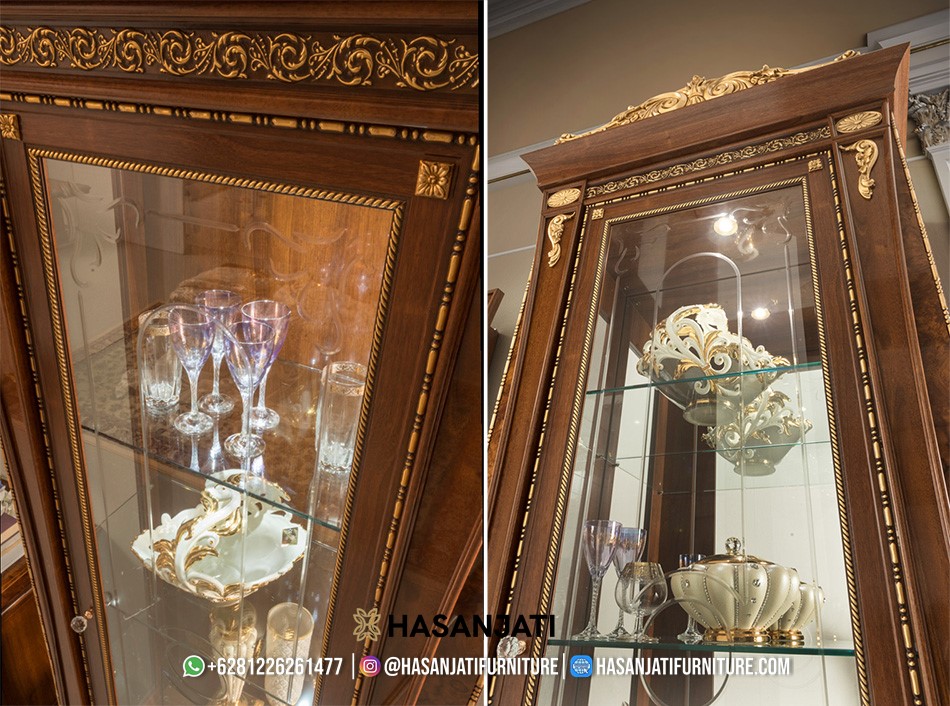 Detail Interior Kaca dan Barang Display pada Lemari Pajangan Set Bufet TV Klasik.