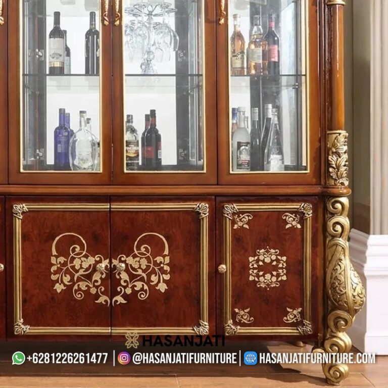 Detail piringan permukaan bodi tengah kayu jati dan ukiran motif bunga jaring emas pada pintu kayu bawah lemari hias mewah Piazza.