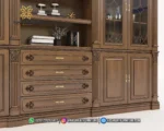 Detail susunan 4 laci tengah bawah berkenop kuningan antik dan pilar pembatas berukir mawar pada bodi bawah lemari jati mewah classic style.