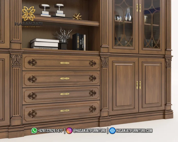 Detail susunan 4 laci tengah bawah berkenop kuningan antik dan pilar pembatas berukir mawar pada bodi bawah lemari jati mewah classic style.