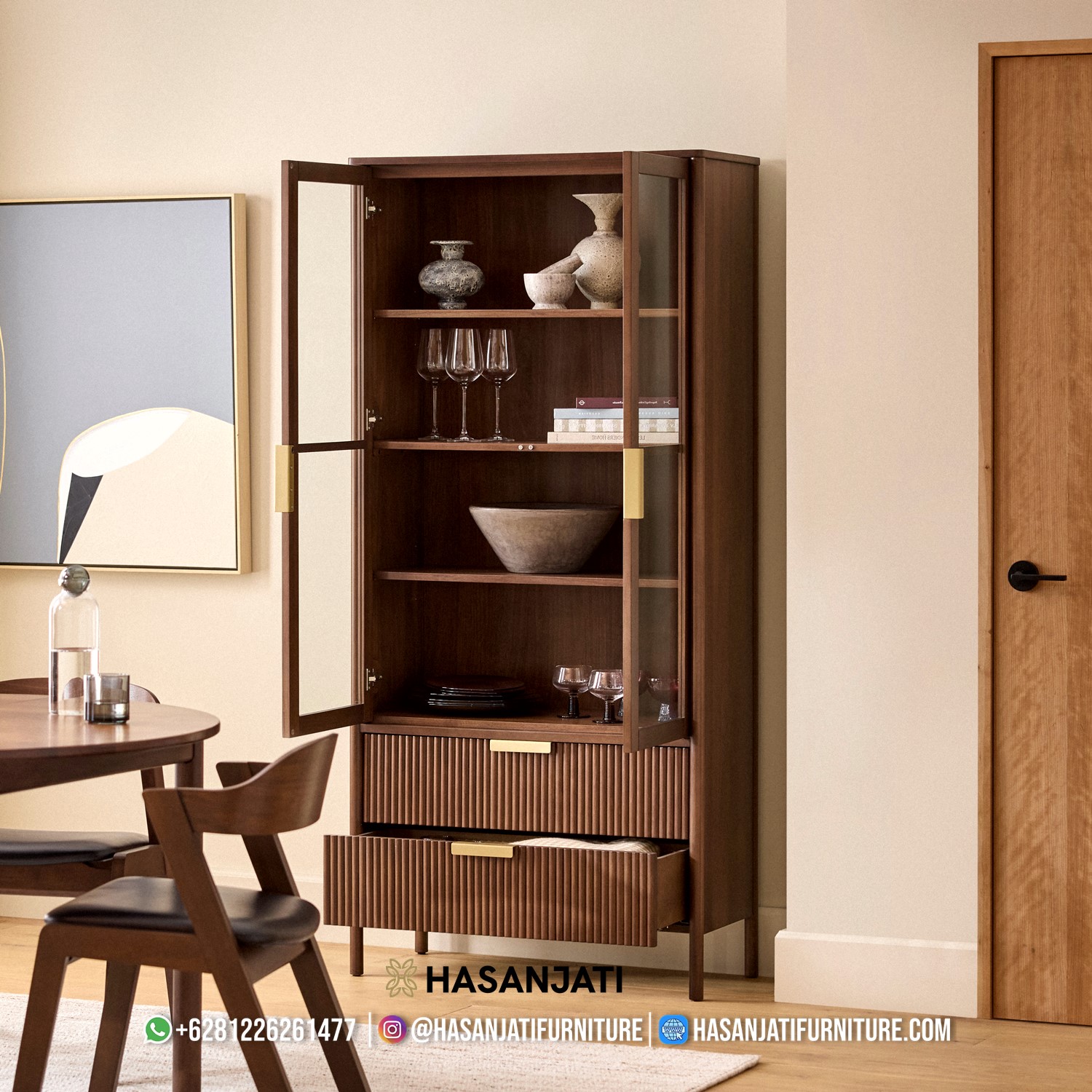 Detail lemari hias minimalis modern 2 pintu kaca dan laci fluted di ruang makan scandinavian
