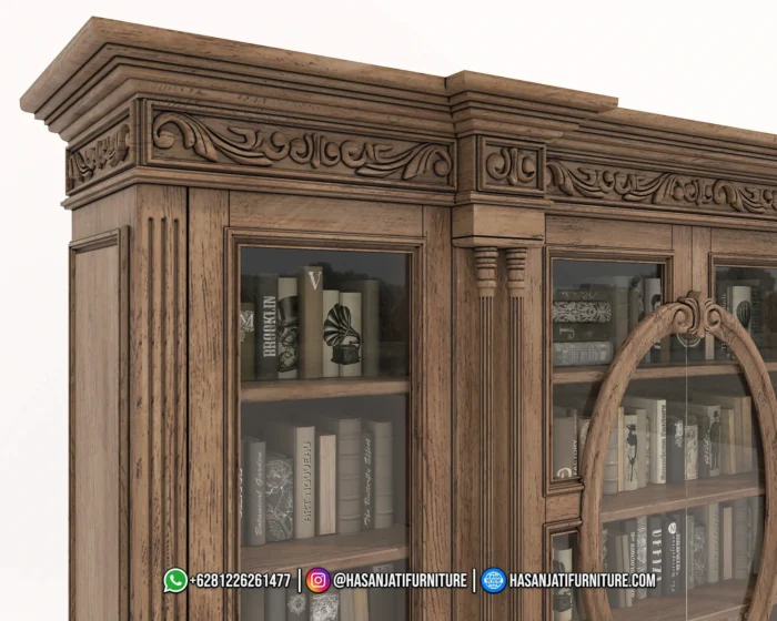 Detail piringan profil kayu mahkota atas dan bagian bingkai kaca oval 2 pintu tengah lemari buku jati klasik Renaissance jepara.