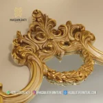 Close up detail kehalusan seni pahat tangan manual pada mahkota cermin mewah seri Louvre warna emas leaf jepara.