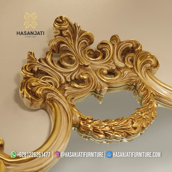 Close up detail kehalusan seni pahat tangan manual pada mahkota cermin mewah seri Louvre warna emas leaf jepara.