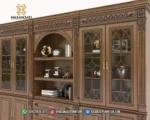 Close up detail kehalusan tralis silang kayu pada pintu kaca atas dan ukiran list mahkota atas lemari hias jati classic style jepara.