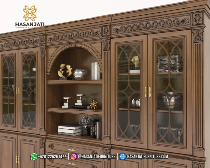 Close up detail kehalusan tralis silang kayu pada pintu kaca atas dan ukiran list mahkota atas lemari hias jati classic style jepara.