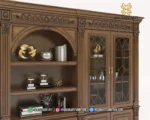 Tampilan detail area rak terbuka 3 tingkat dengan mahkota lengkung kubah bagian tengah lemari hias jati mewah classic style.