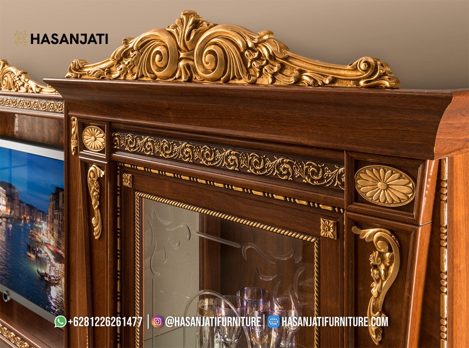 Detail Ukiran Emas dan Kayu Jati pada Bagian Atas Lemari Pajangan Klasik