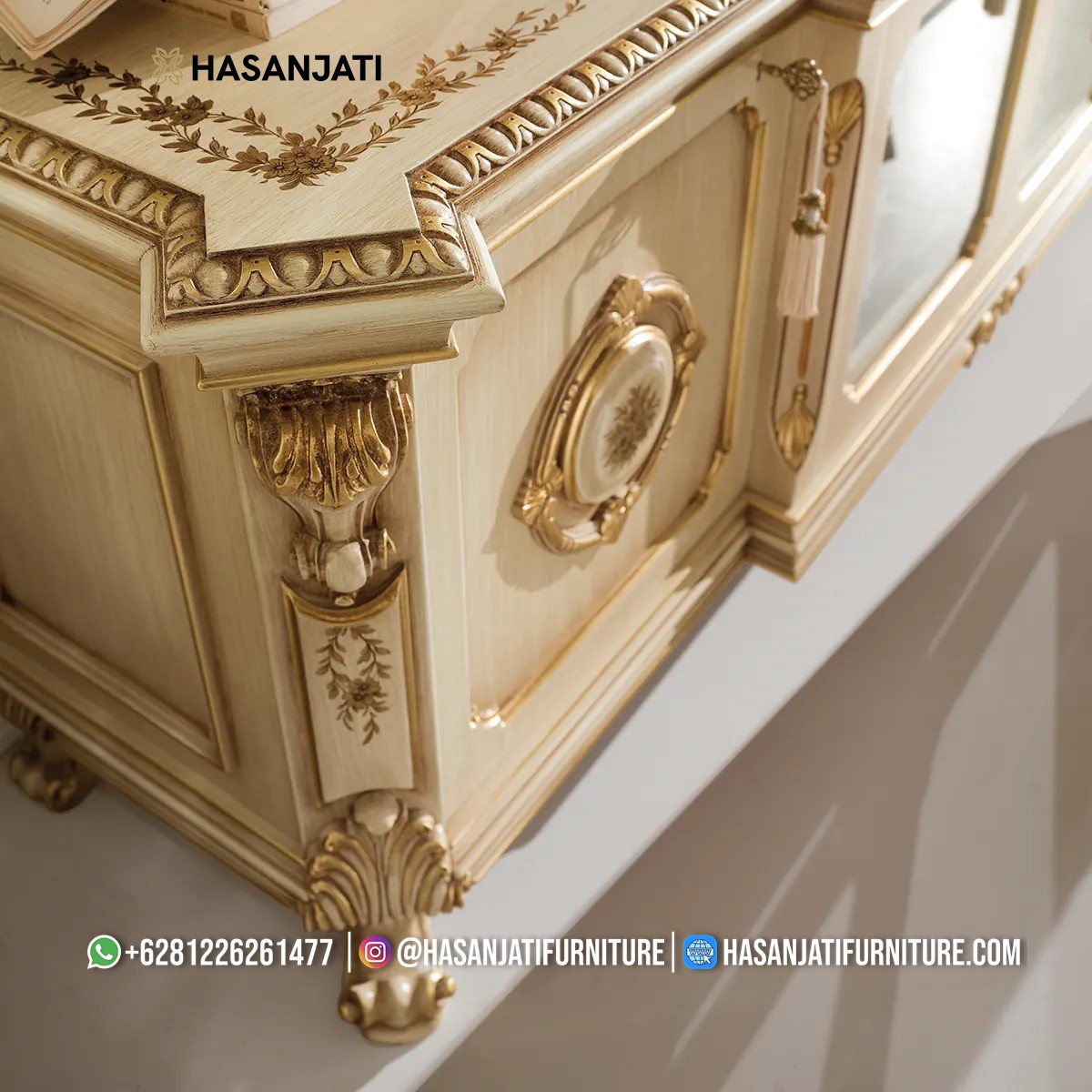 Close-up detail ukiran tangan dan finishing Cream Gold pada Bufet TV Klasik Ukir Jepara.