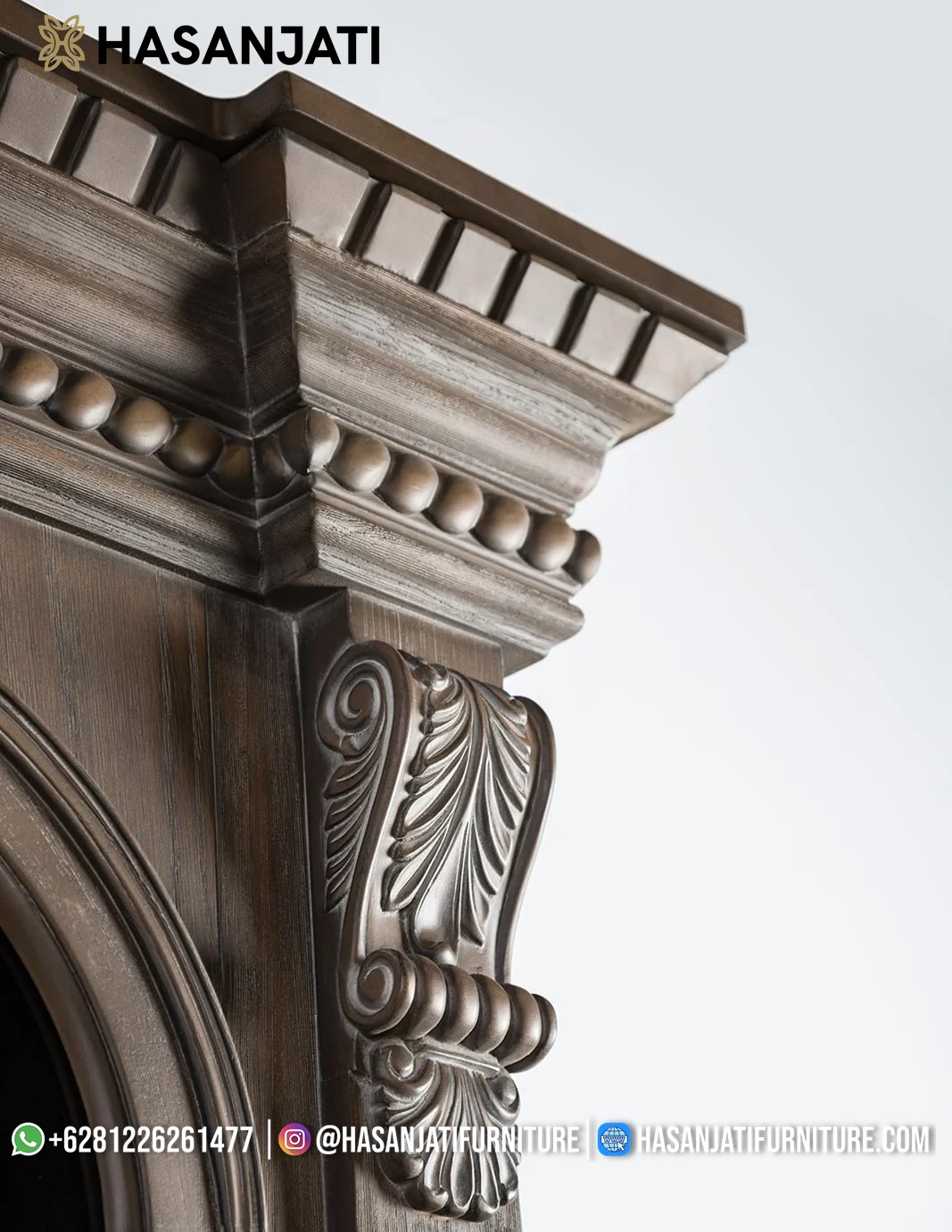 Foto close-up detail ukiran tangan pada mahkota atas bufet TV jati mewah, menunjukkan ornamen manik-manik dan daun sulur.