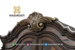 Close up detail kehalusan seni pahat tangan manual berbentuk kerang Baroque bulat pada mahkota atas lemari hias jati Leovanni Jepara