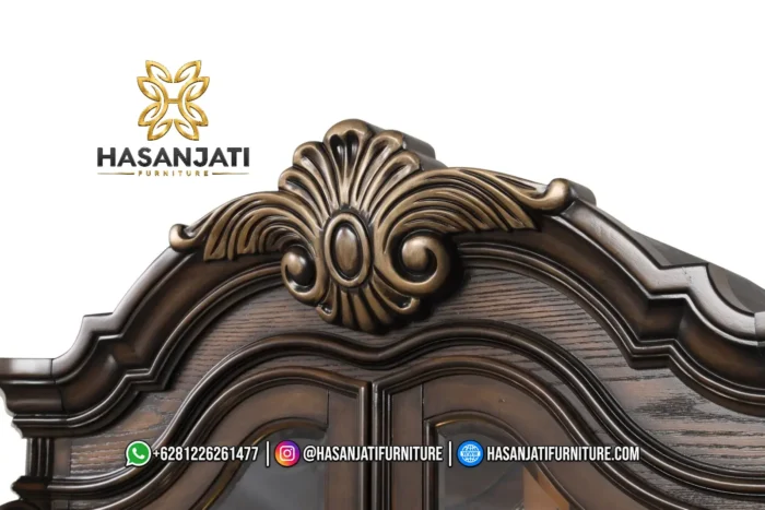 Close up detail kehalusan seni pahat tangan manual berbentuk kerang Baroque bulat pada mahkota atas lemari hias jati Leovanni Jepara