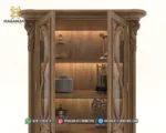 Detail bagian dalam lemari hias Aurelia jati sewaktu pintu dibuka memperlihatkan sekat rak kayu solid produk Hasan Jati Furniture.