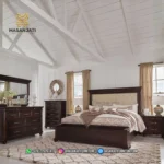 Set kamar tidur mewah tipe Brynhurst warna cokelat gelap dengan pencahayaan lampu meja hangat produk Hasan Jati Furniture.