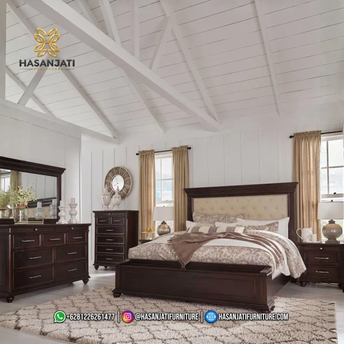 Set kamar tidur mewah tipe Brynhurst warna cokelat gelap dengan pencahayaan lampu meja hangat produk Hasan Jati Furniture.