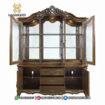 Detail bagian dalam lemari hias Latisha jati sewaktu seluruh pintu kaca dan pintu bawah dibuka memperlihatkan sekat rak kaca dan dinding cermin belakang.