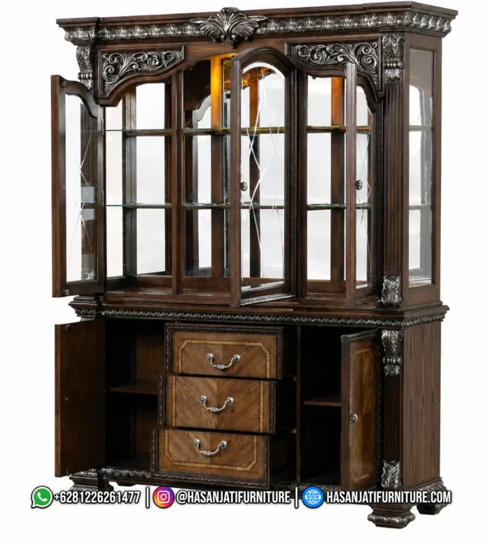 Detail bagian dalam lemari hias Promenade jati sewaktu seluruh pintu kaca atas, laci, dan pintu buffet bawah dibuka penuh memperlihatkan sekat rak internal.