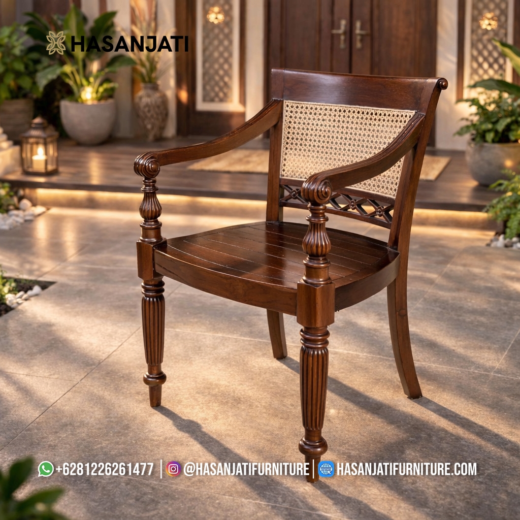 Detail tampak serong kursi teras jati klasik dengan sandaran anyaman rotan dan ukiran kaki kayu jati, memperlihatkan konstruksi kokoh dan finishing halus.
