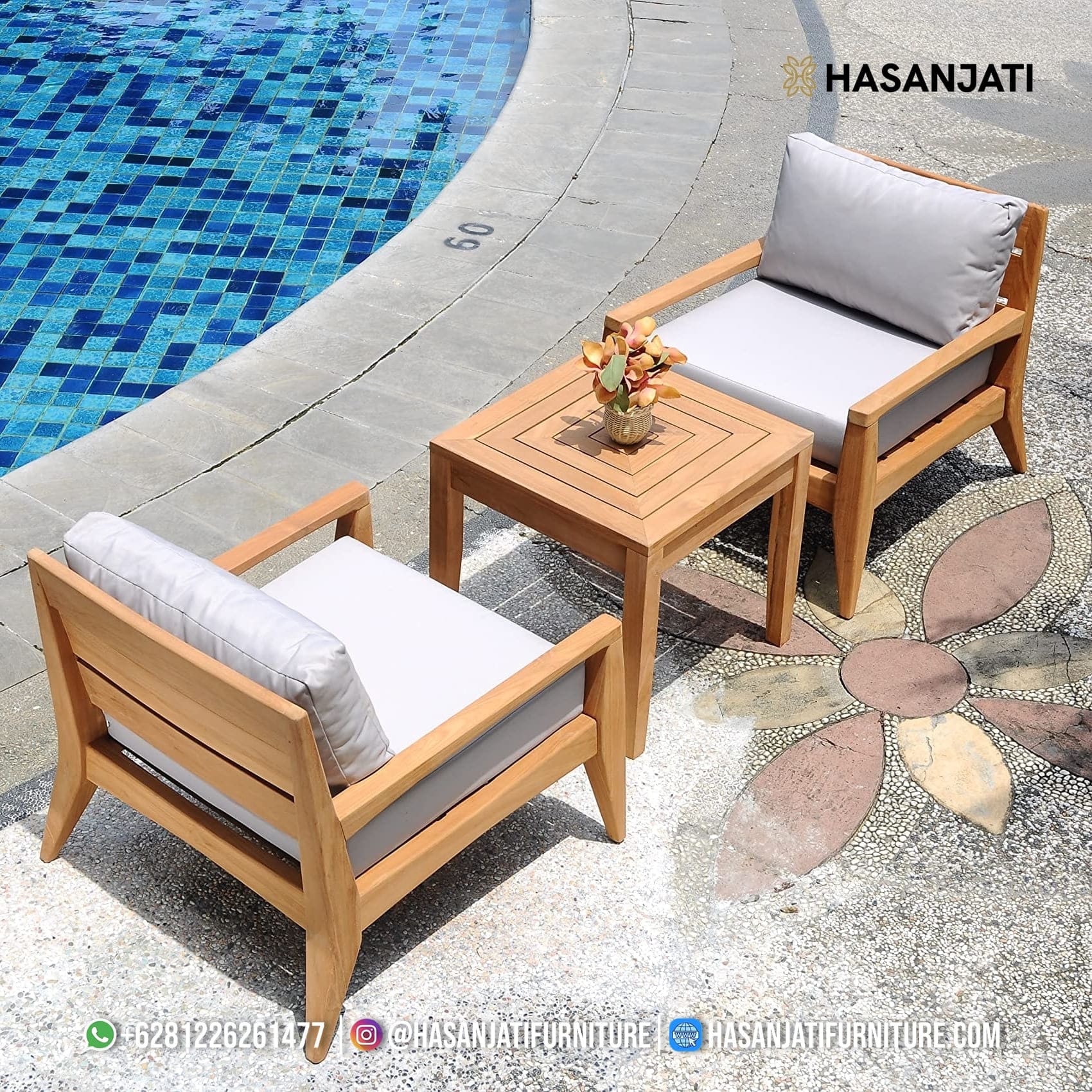 Set kursi teras minimalis dari kayu jati solid dengan finishing natural, desain simpel dan elegan untuk area luar ruangan rumah