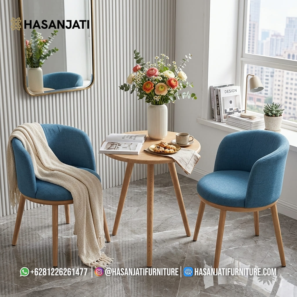 Set kursi teras modern minimalis dari material kayu jati solid dengan finishing melamine warna natural yang memperlihatkan serat kayu jati asli.