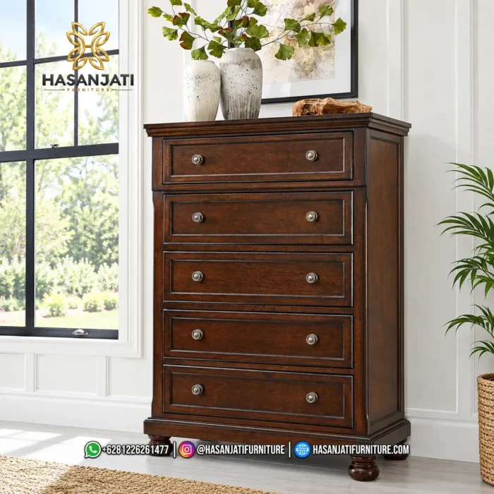 Lemari kabinet pakaian chest dengan 5 tingkatan laci tinggi dan pot bunga hias di atasnya tipe Porter produk Hasan Jati Furniture.